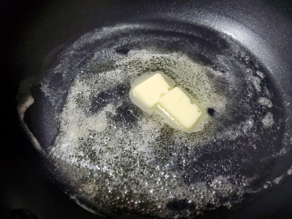 3.フライパンにバターを入れて中火で溶かす