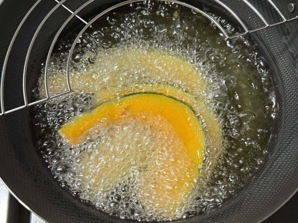 180℃の油で南瓜を1分半～2分揚げます。
