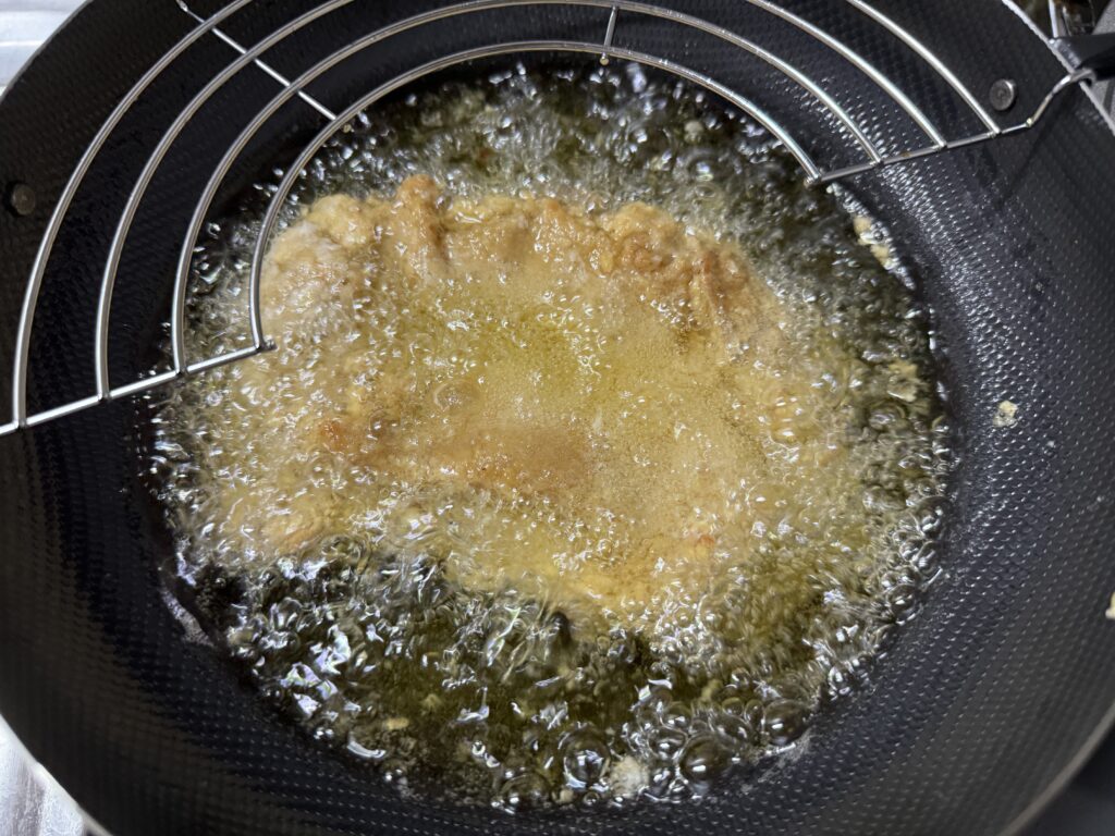 180℃の油で4～5分鶏肉を揚げます。