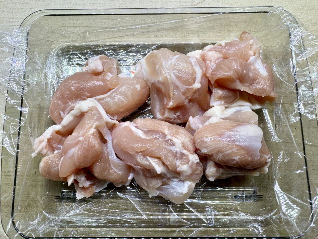 鶏肉を6～8等分に切ります。