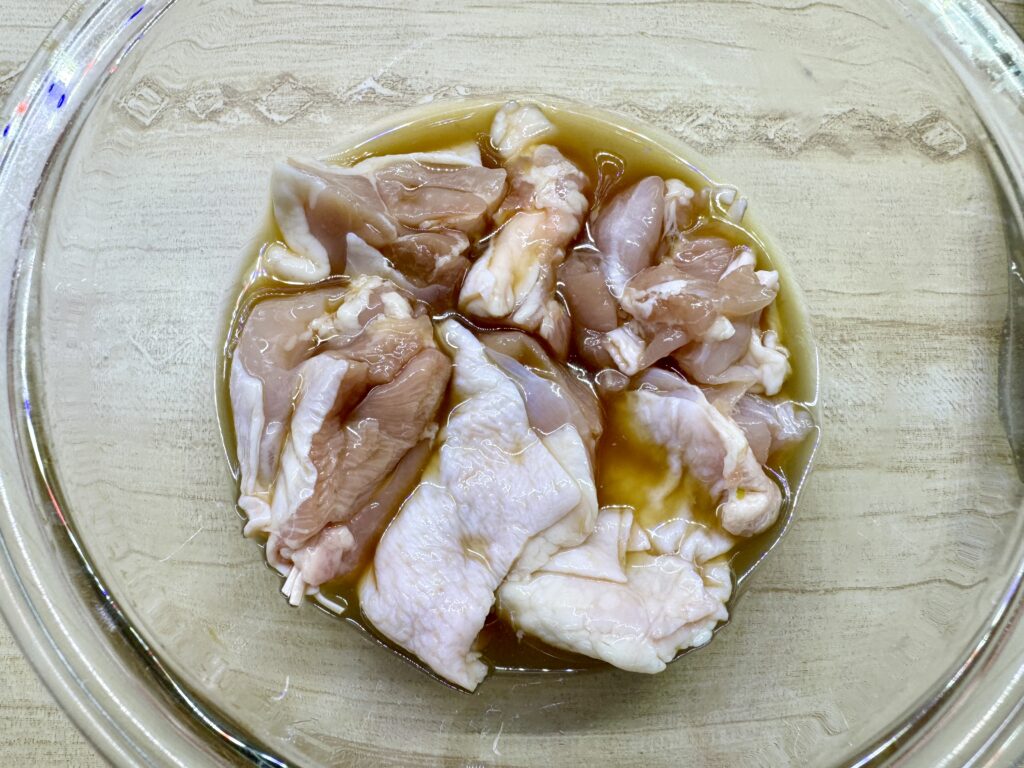 鶏肉を2.に揉みこみ30分漬け込みます。