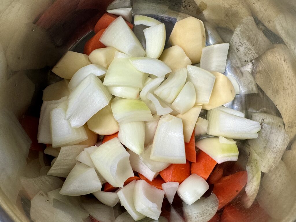 鍋に油をひき野菜をいれ玉ねぎが透き通るまで炒める