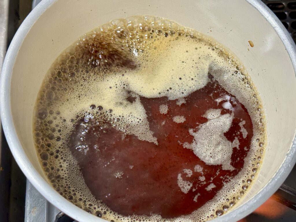 ぽん酢100㏄と水200㏄を合わせたものを鍋で沸かします