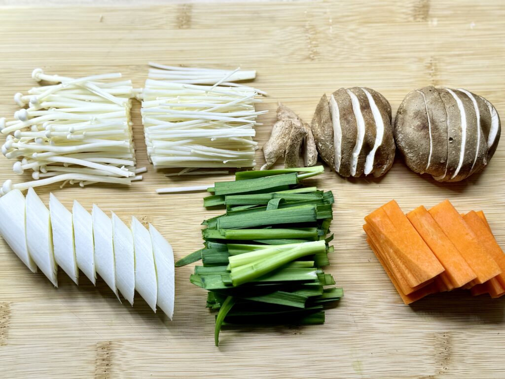 野菜を食べやすい大きさに切ります。