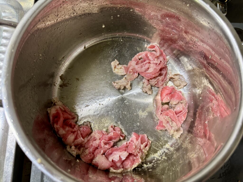 牛肉を色が変わるまで炒めます。