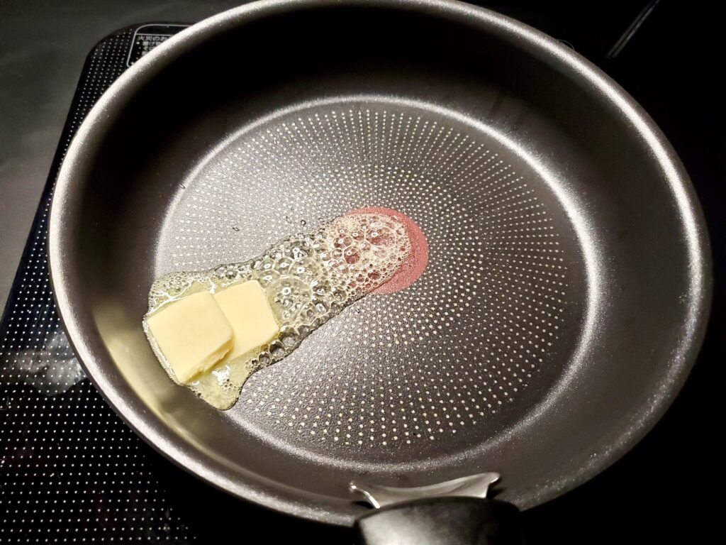 バターを半分溶かす